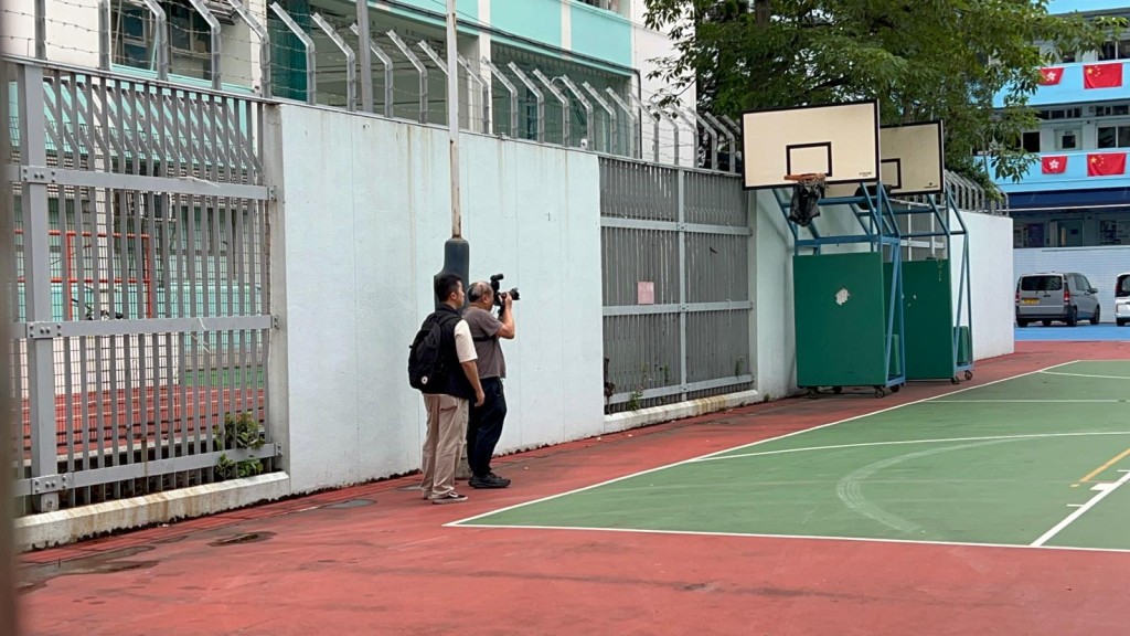 警員於屯興路一所中學拍照蒐證。 警員於屯興路一所中學拍照蒐證。