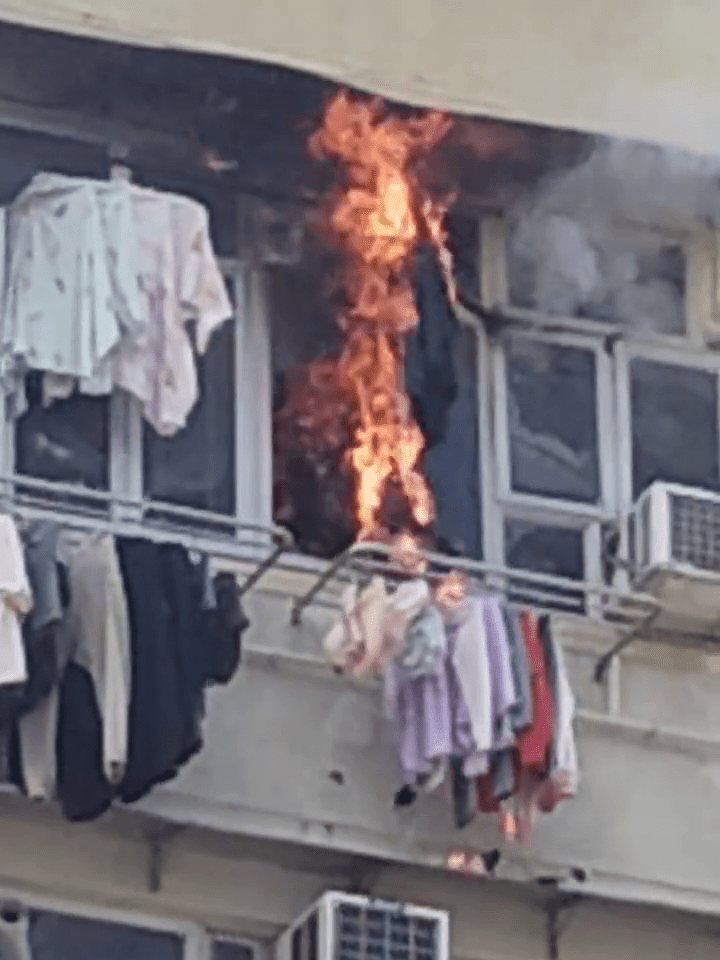 其後火舌湧出窗戶。FB:Peter Wong@車Cam L(香港群組) 其後火舌湧出窗戶。FB:Peter Wong@車Cam L(香港群組)