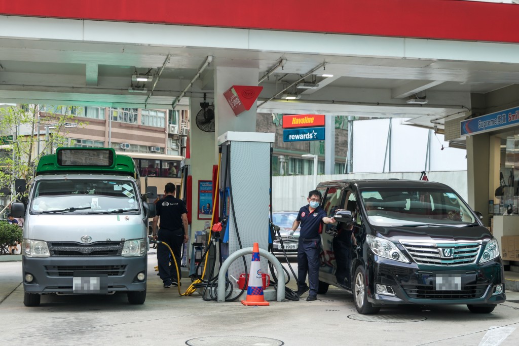 政府应对油价高企,早前推出商用车柴油费补贴、隧道费减半及液化石油气燃料补贴。 何家豪摄 政府应对油价高企,早前推出商用车柴油费补贴、隧道费减半及液化石油气燃料补贴。 何家豪摄