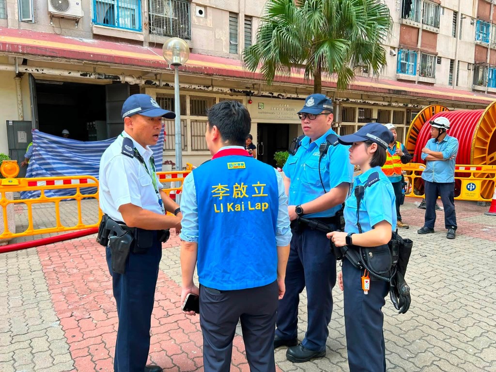 民建联元朗区议员李启立在场协助。李启立FB 民建联元朗区议员李启立在场协助。李启立FB