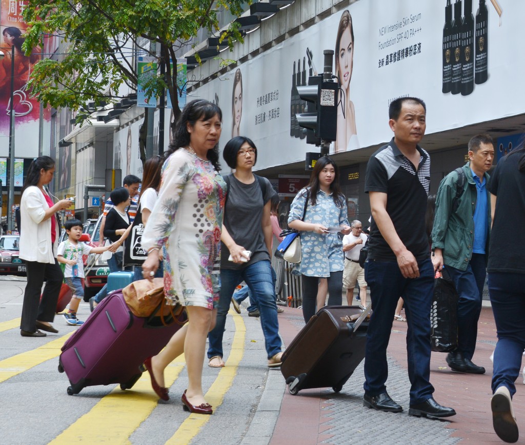 聖誕節期間吸引不少內地客來港。資料圖片