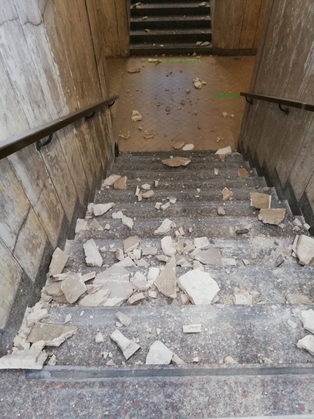 地震後，意大利有地鐵站梯間滿是建築物碎片。網圖