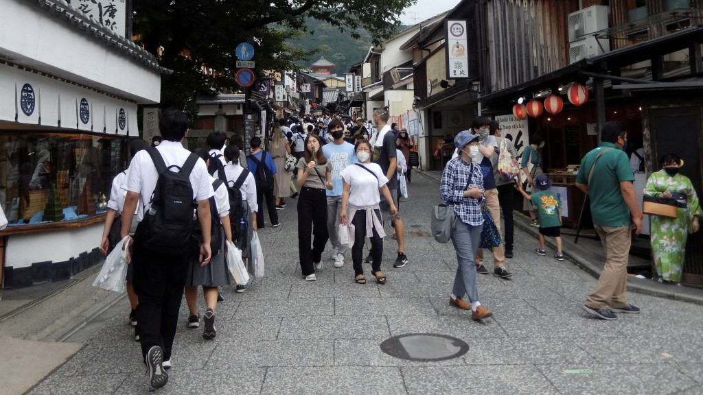 來往京都清水寺的路上迫滿遊客。 路透社