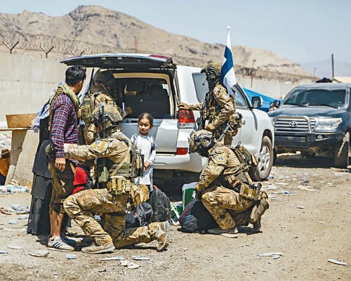 ■芬蘭軍人在喀布爾機場協助撤離工作。