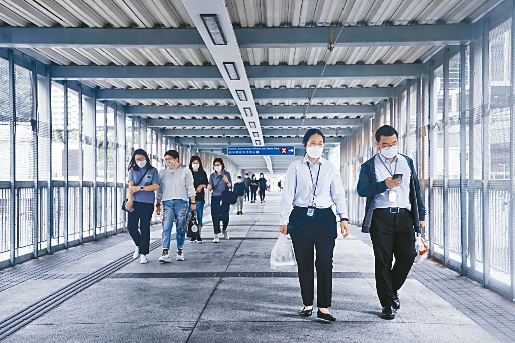 翻查公務員流失情況,二〇二一/二二年度共有三千七百三十四名公務員辭職。