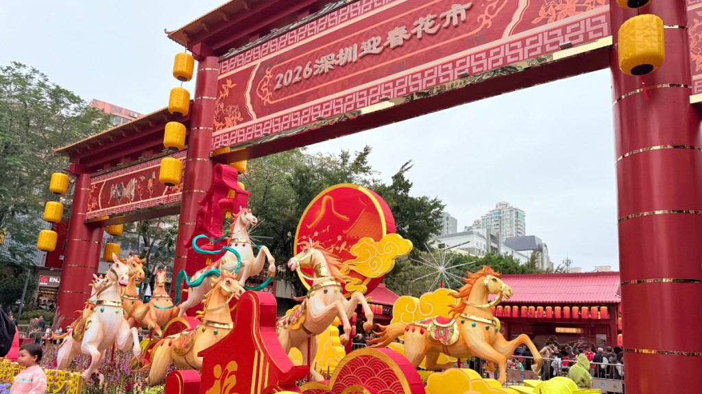 深圳愛國路迎春花市，開幕首日即人山人海。微博@俏俏又靚咗