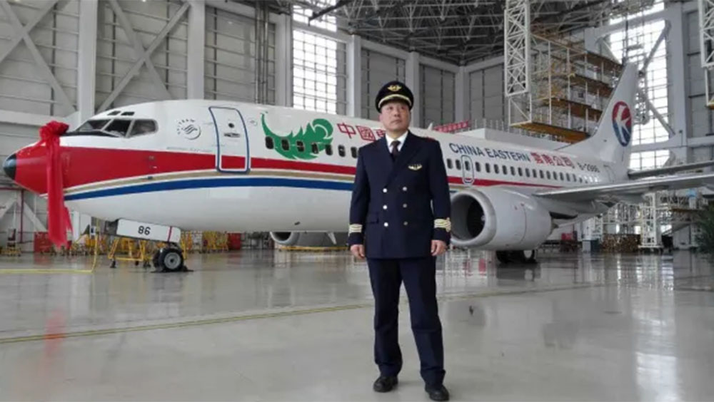 MU5735副機長張正平是民航局功勛機師，安全飛行時間已超3萬小時。