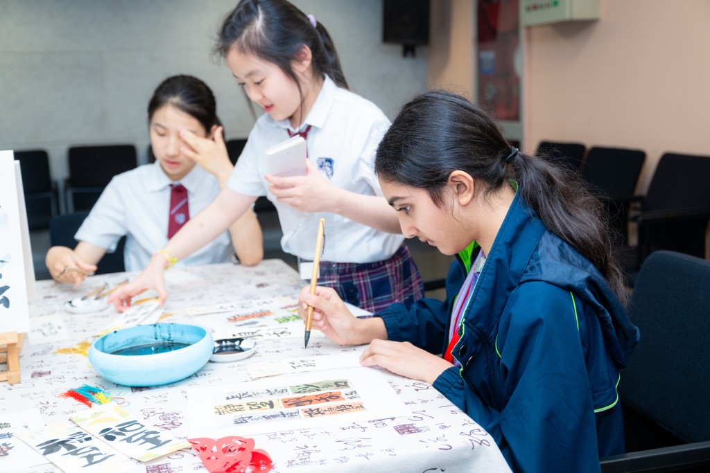 在上海全球教室中,學生與姊妹學校無錫市協和雙語國際學校的學生互動交流。 在上海全球教室中,學生與姊妹學校無錫市協和雙語國際學校的學生互動交流。