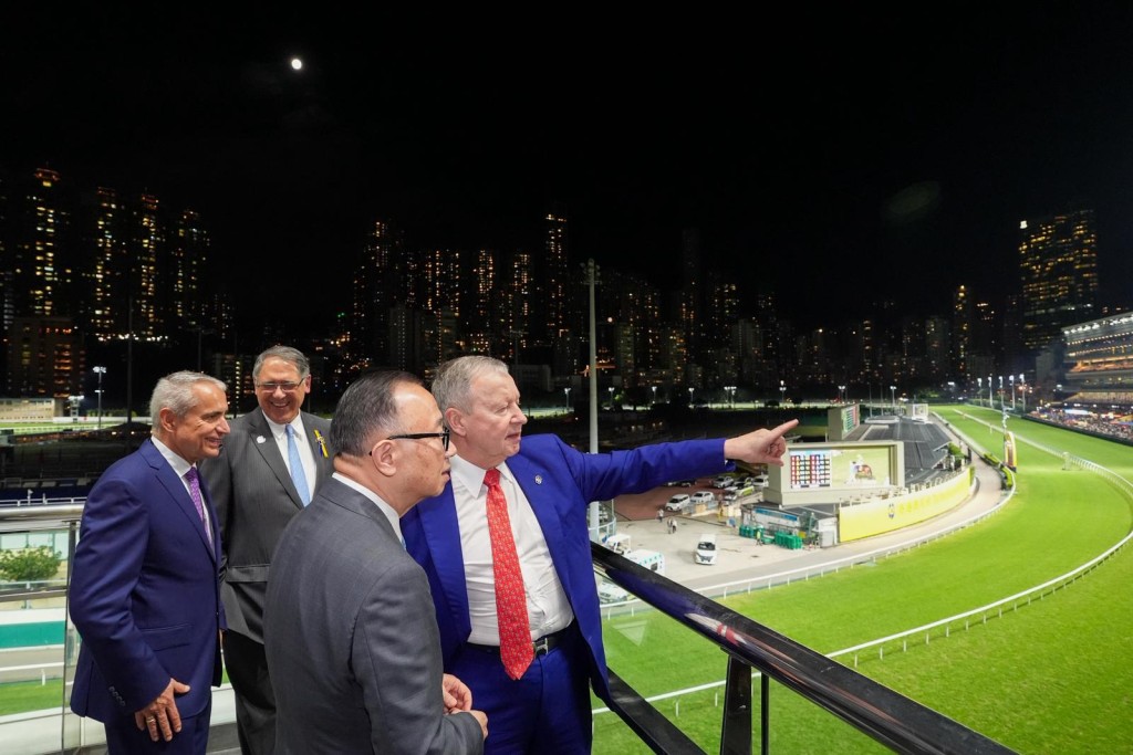 國際馬術聯合會年度大會代表團於跑馬地馬場欣賞賽馬。