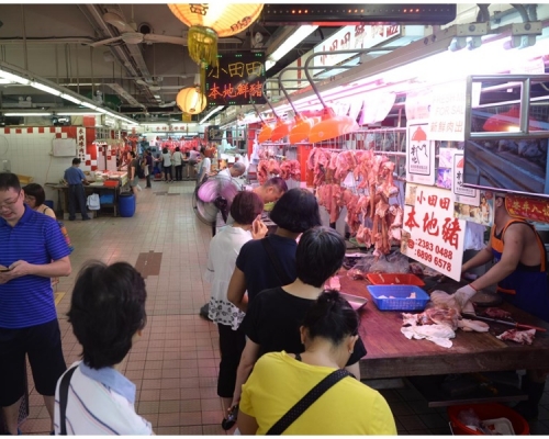 今日豬肉每斤售價或破百,仍有不少市民排隊購買。