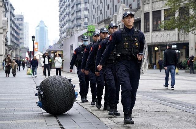 球形机器人可以和特警一起出更。