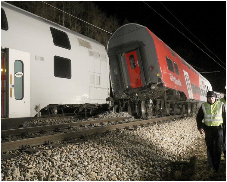 其中两卡车厢脱轨翻侧。AP 