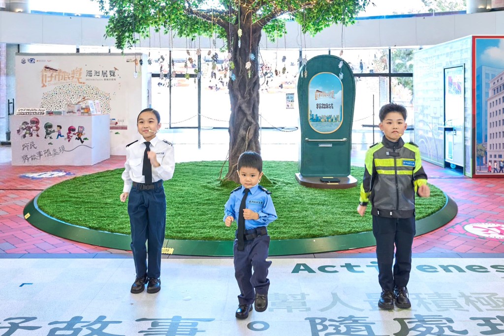 穿上迷你警察制服的兒童跳唱警隊兒歌《Stand by You》。