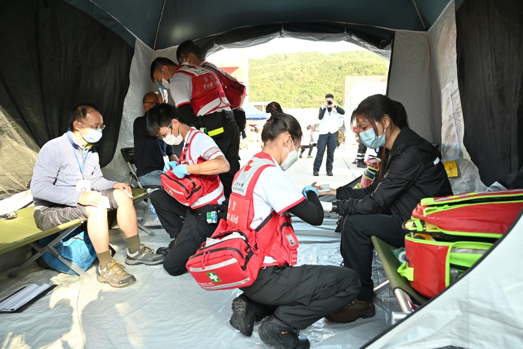 香港紅十字會人員對傷者進行緊急治療和心理支援服務。黃頌偉攝