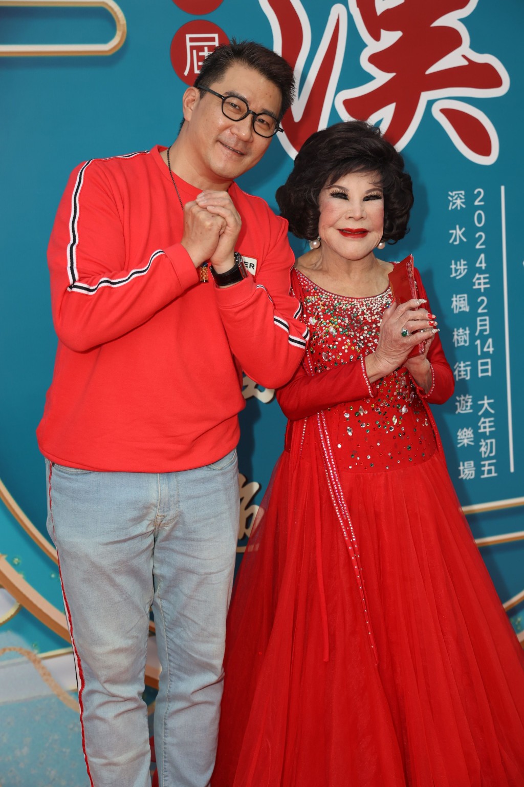 黄夏蕙以一身红当当打扮与陈建兴到深水埗出席慈善活动。