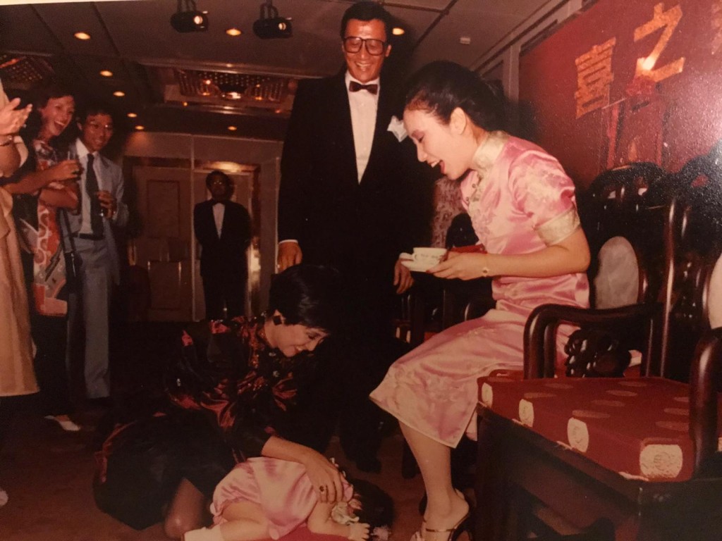 婷婷跪地向契媽叩頭。