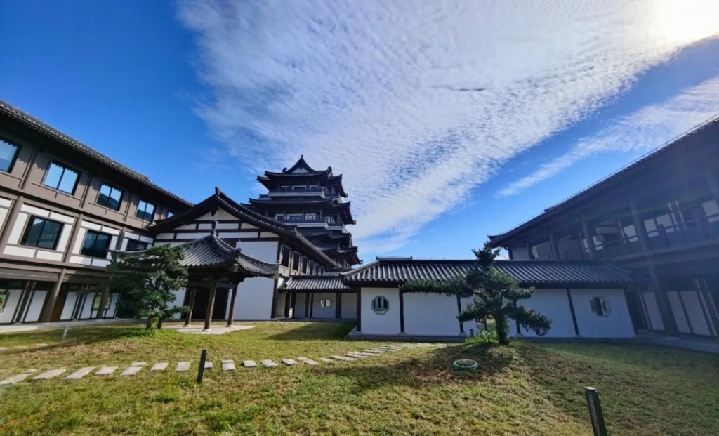 廣州好去處｜ 7. 廣州市文化館（新館） 公共文化中心毗鄰主入口，登上主樓中心閣，可飽覽文化館全貌。（圖：微信@廣州市文化館）