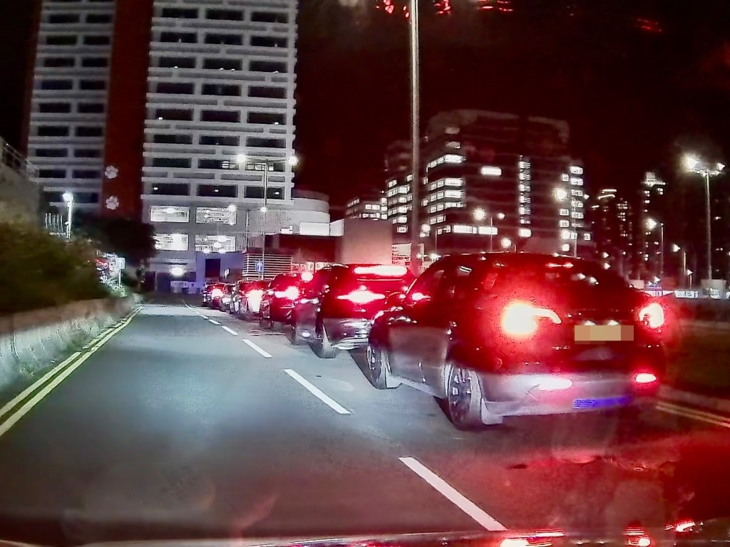 由於優惠力度吸引，充電站開業一周已長期爆滿，深夜亦「車尾燈火通明」。