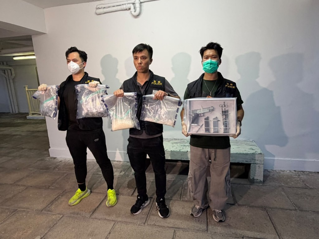 警方在單位內檢獲大批毒品,約值300萬元。 警方在單位內檢獲大批毒品,約值300萬元。
