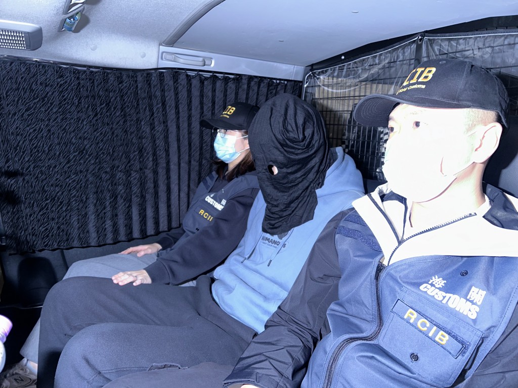 海關拘捕一名29歲本地女子。曾志恒攝 海關拘捕一名29歲本地女子。曾志恒攝