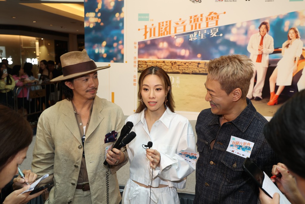 林峯暑假後要準備演唱會巡演,赴內地、東南亞、美加、英國等,叫Stephy與阿聰揀個城市做嘉賓。 林峯暑假後要準備演唱會巡演,赴內地、東南亞、美加、英國等,叫Stephy與阿聰揀個城市做嘉賓。