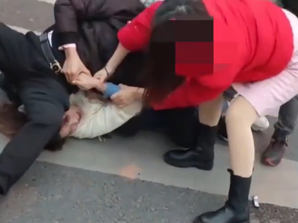 疑兇被路人及羅慧琳一直壓制,直至警員增援而至將他拘捕。影片截圖