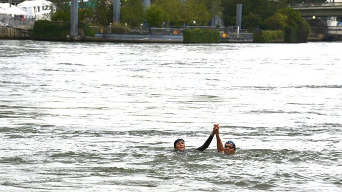 法国体育部长乌迪亚-卡斯特拉（Amelie Oudea-Castera）与残奥三项铁人运动员汉昆匡特（Alexis Hanquinquant）一起在塞纳河游泳。 X