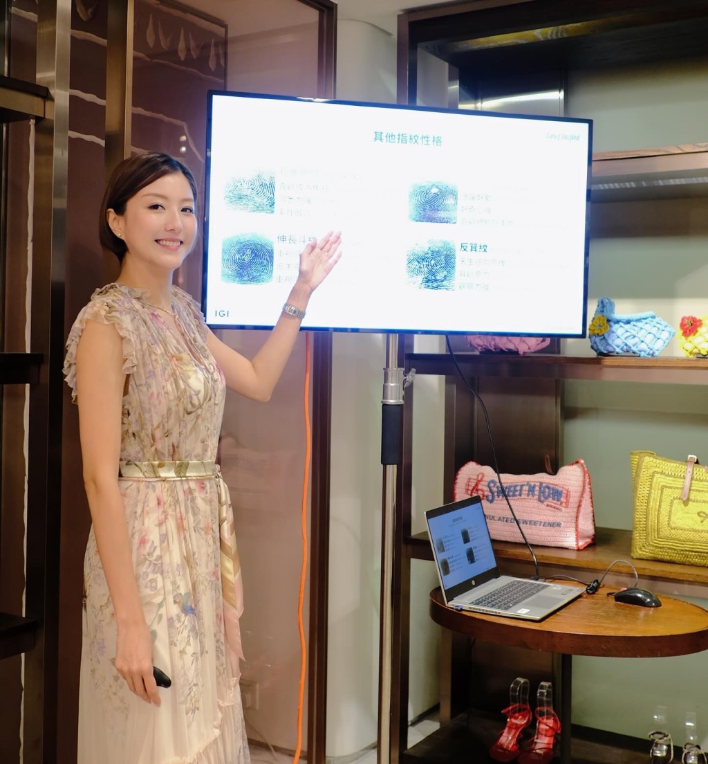 陳嘉桓為客人講解皮紋特性,盡顯專業導師的一面。 陳嘉桓為客人講解皮紋特性,盡顯專業導師的一面。