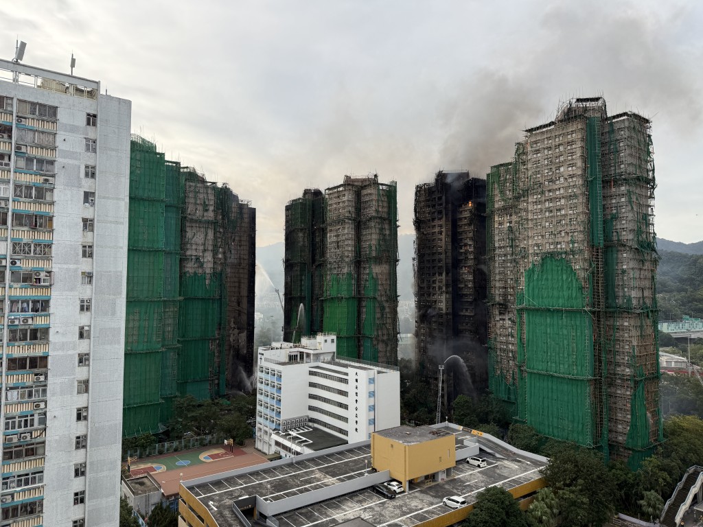 今晨宏福苑五級火仍未救熄。蘇正謙攝