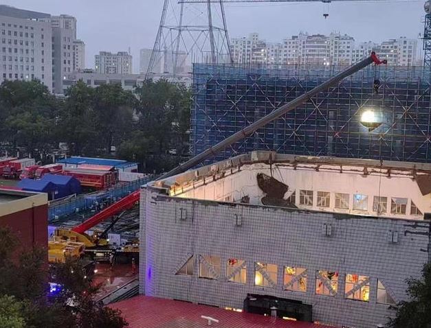 事發後，體育館樓頂整個坍塌。