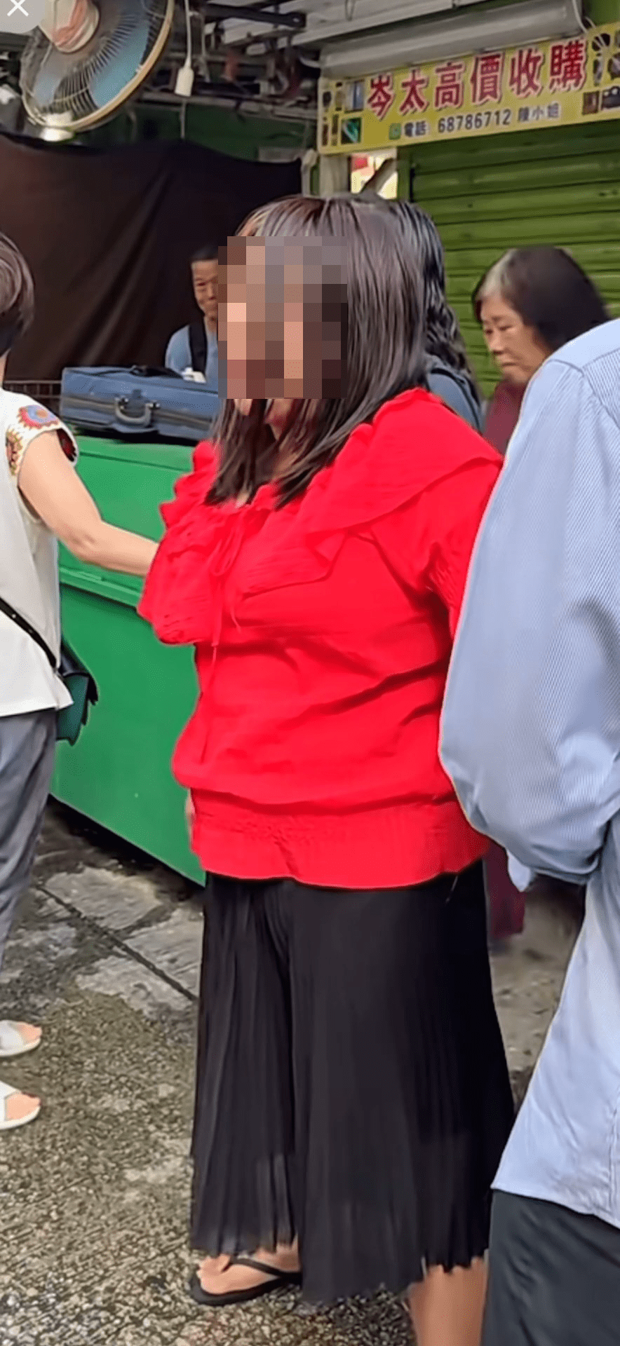 紅衫女子披頭散髮。網上片段截圖