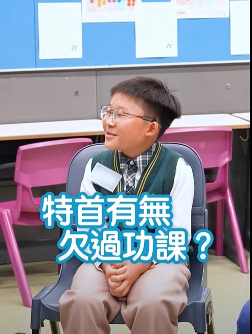 與學生家長交流時,他被一名學生刁鑽地問「特首有無欠過功課?」 與學生家長交流時,他被一名學生刁鑽地問「特首有無欠過功課?」