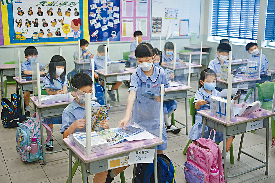 教育局建議全日面授課堂的中小學，安排學生在教職員看管下於校內午膳，亦可分批用膳。 