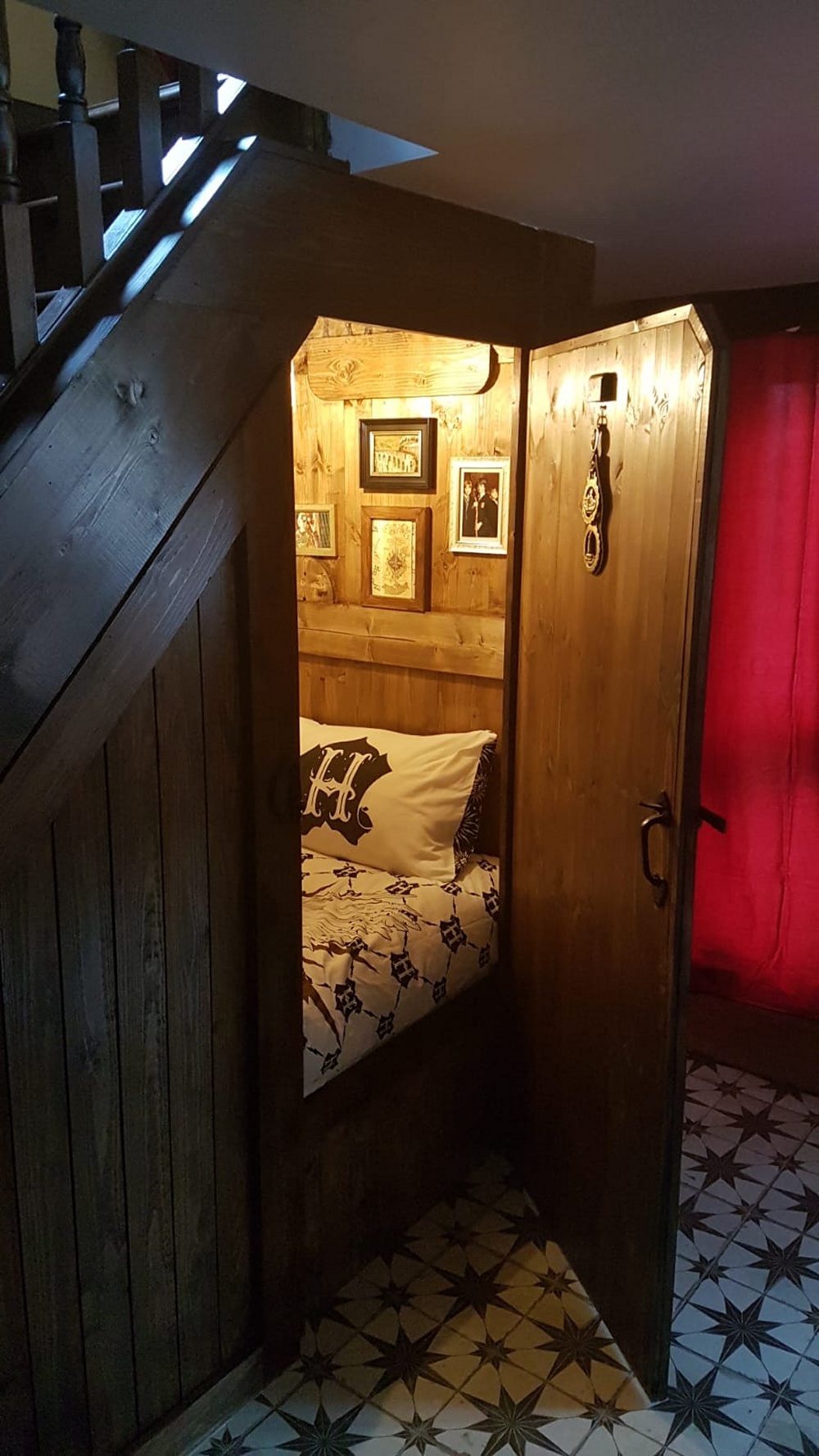 民宿還「神還原」了哈利波特在姨媽家蝸居的樓梯間小屋。網圖