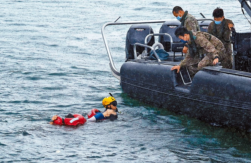 女子疑遇「石湖风」被浪卷出海，救护人员救起将她送院后证实不治。 