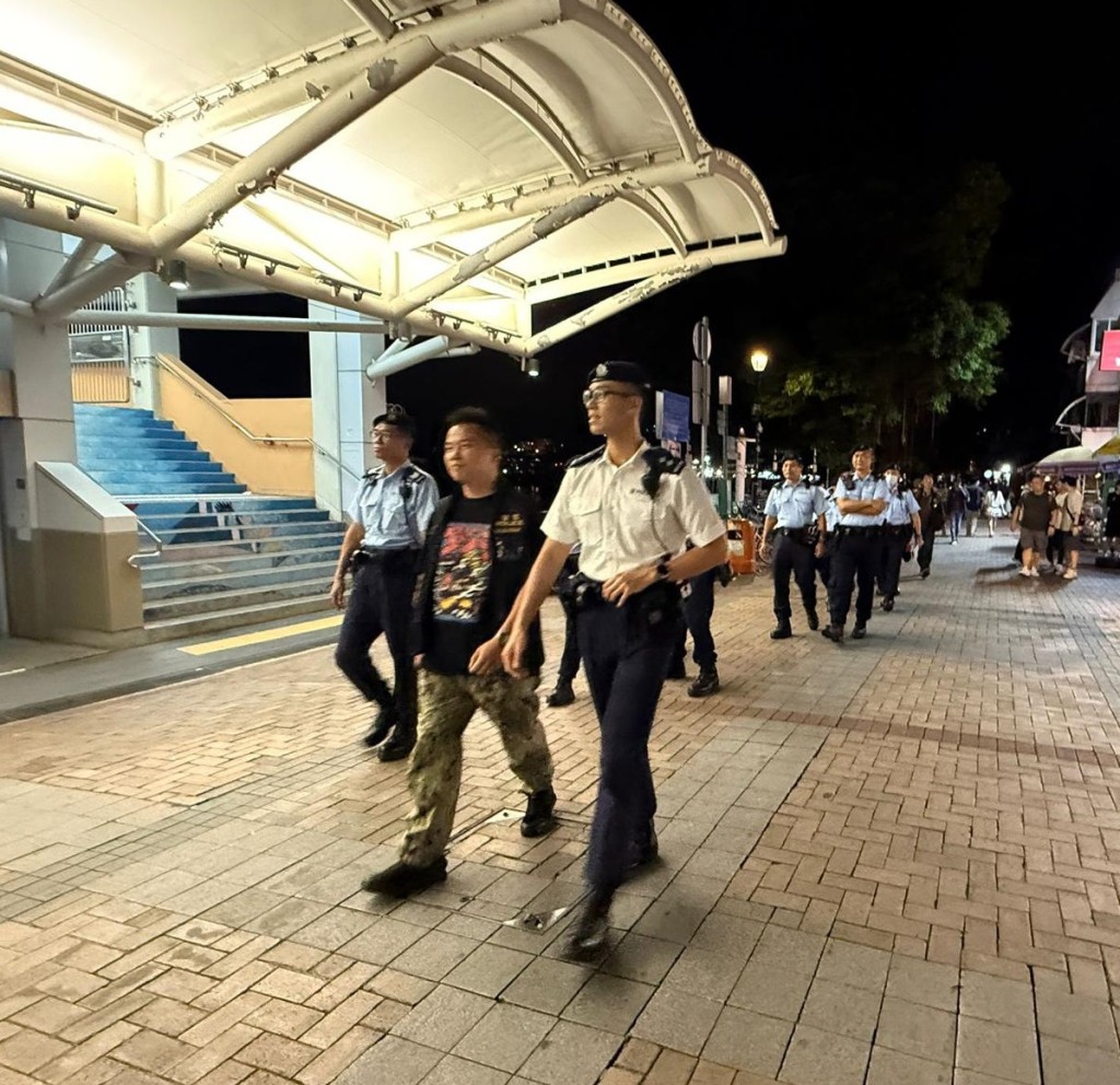 警方昨日突擊搜查145間娛樂場所,包括麻雀館、酒吧、夜總會及遊戲機中心等。曾志恒攝 警方昨日突擊搜查145間娛樂場所,包括麻雀館、酒吧、夜總會及遊戲機中心等。曾志恒攝