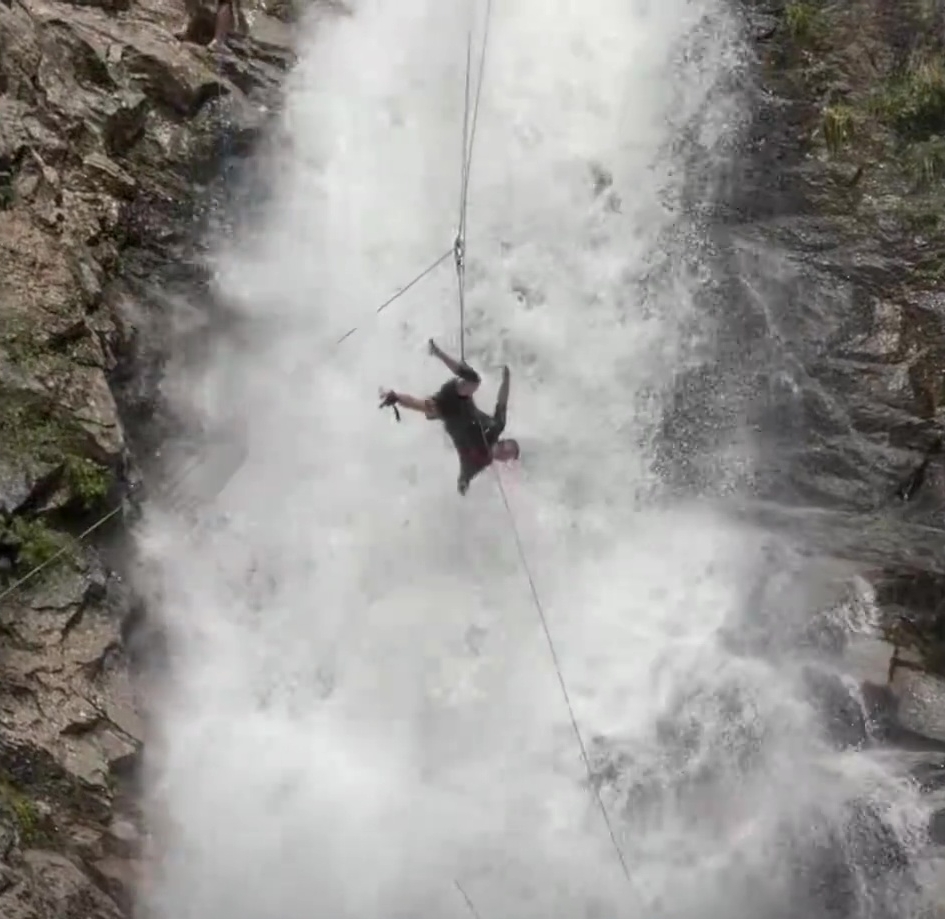 河南男玩瀑降遭急流打飞困半空，溺水逾2分钟不停打转全身伤。