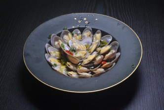 和麻口水花蛤 花蛤配搭四川麻辣涼拌的烹法，擺盤有心思。