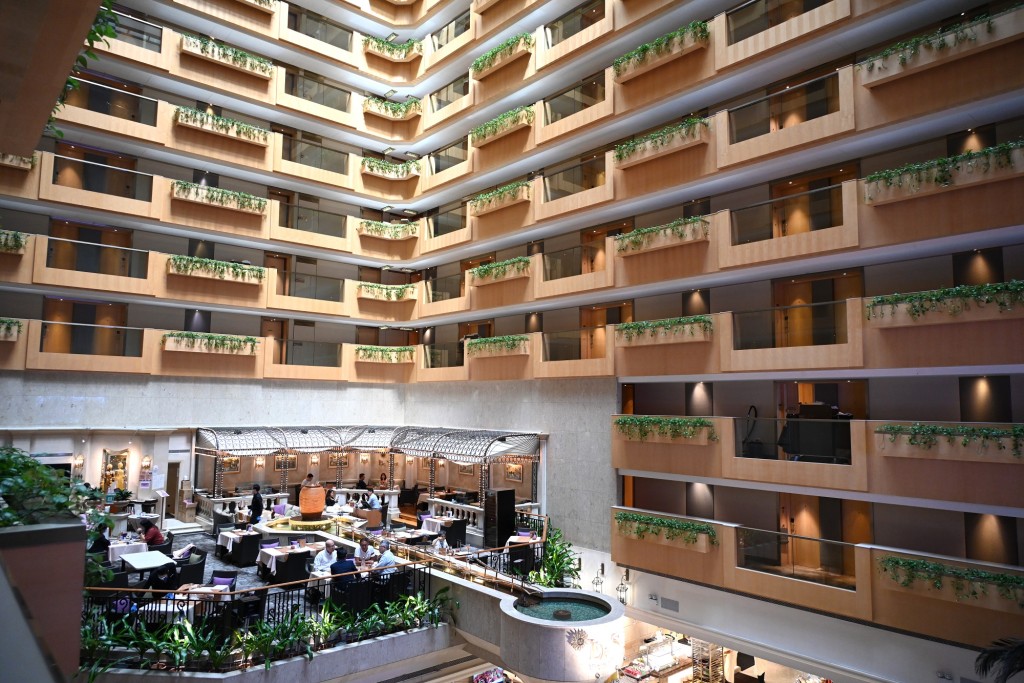 帝苑酒店偌大高耸的室内中庭，向来都是客人的焦点。