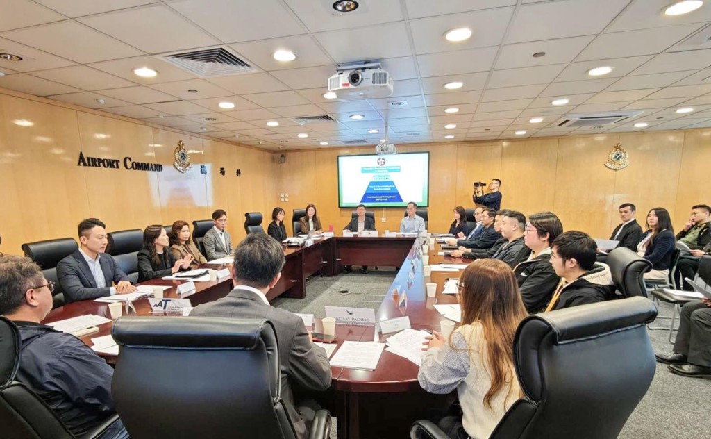 香港海關聯同空運貨物營運商進行反恐桌上演練,模擬極端份子發動網絡攻擊,癱瘓網絡並導致空運貨物清關系統訊息中斷。香港海關facebook圖片 香港海關聯同空運貨物營運商進行反恐桌上演練,模擬極端份子發動網絡攻擊,癱瘓網絡並導致空運貨物清關系統訊息中斷。香港海關facebook圖片