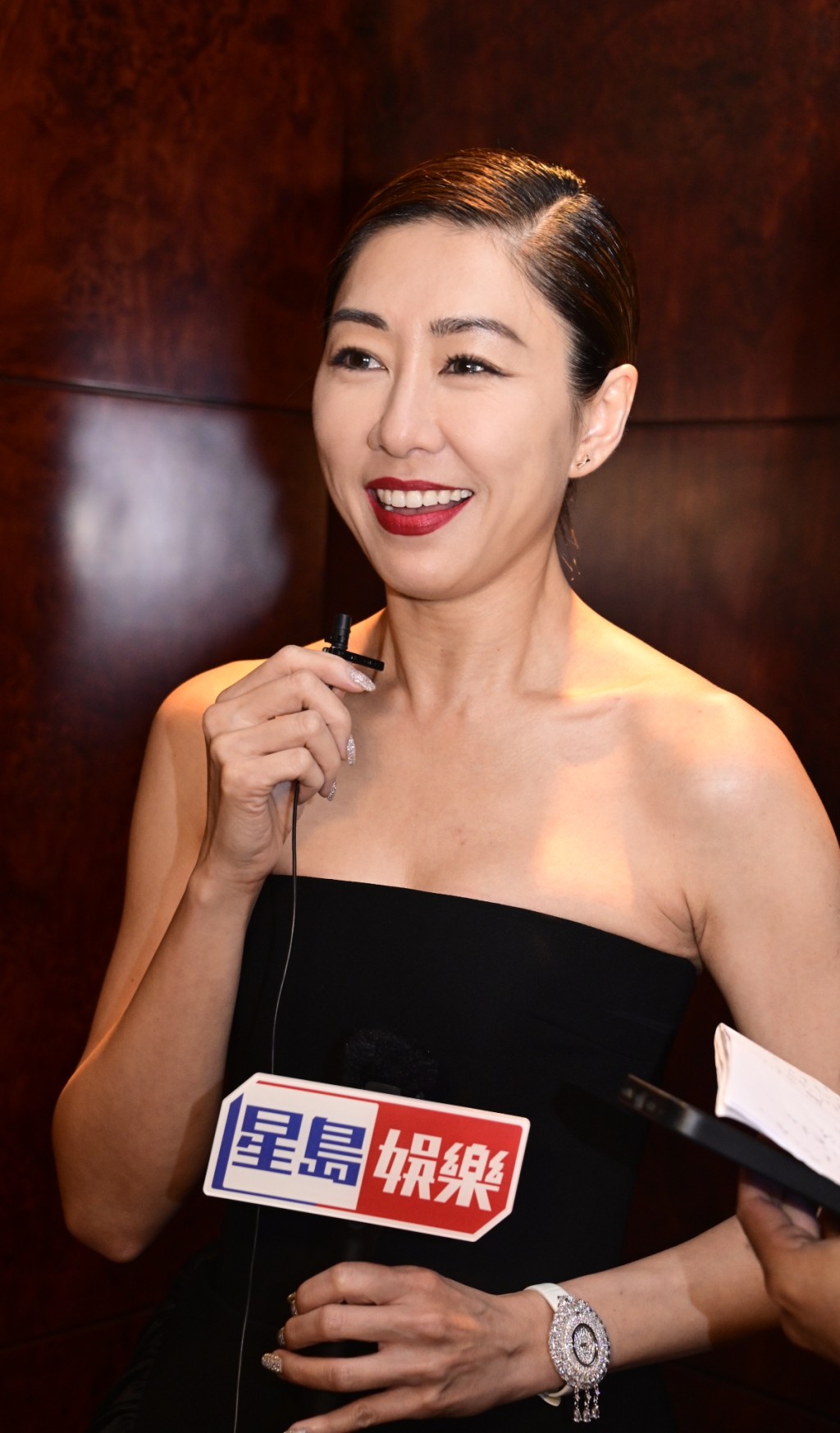 胡定欣被問到「胡說八道會」姊妹是否會再有成員離巢TVB，她即指「要離嘅都離咗」。