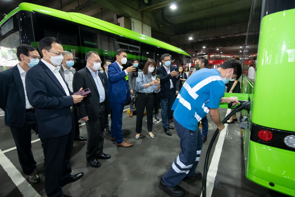 立法會議員於九巴車廠乘坐新一代純電動單層巴士後，視察車廠的充電設施。