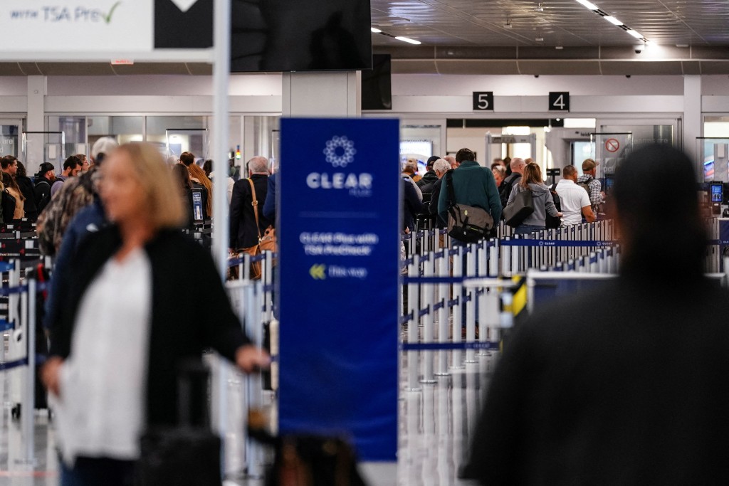 達菲呼籲旅客在機場需注意衣著得體。路透社