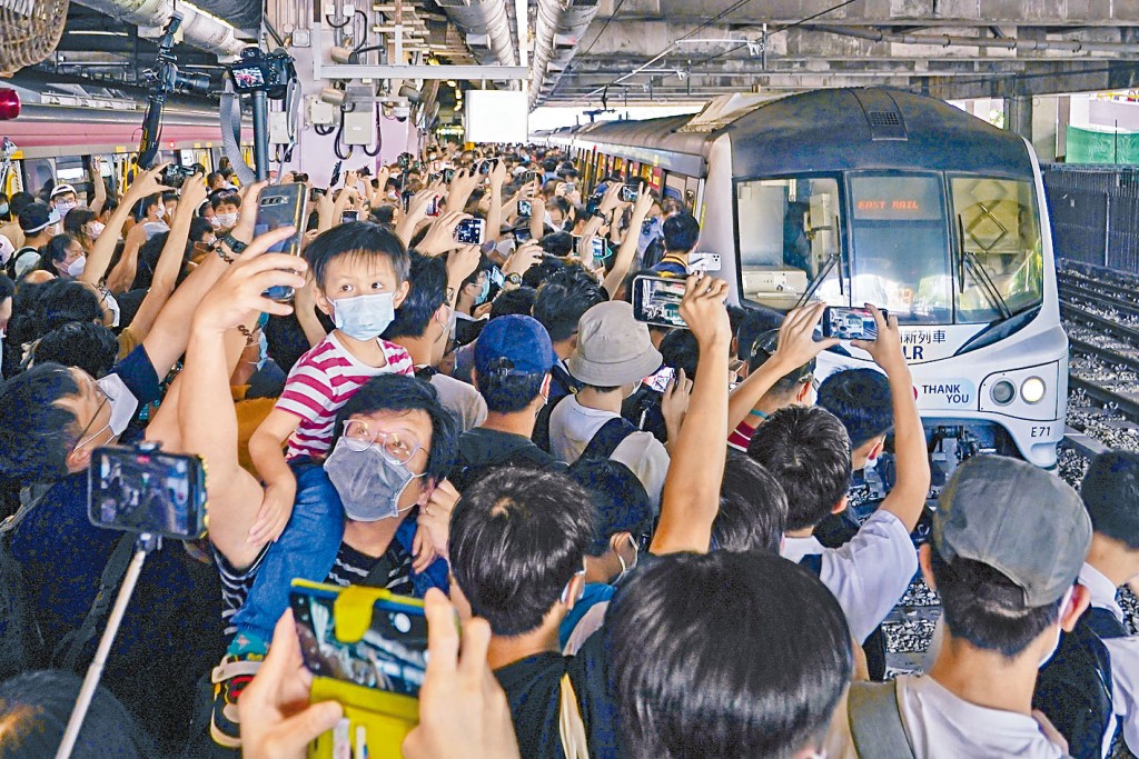 大批鐵路迷聚首一堂，告別東鐵「烏蠅頭」列車。