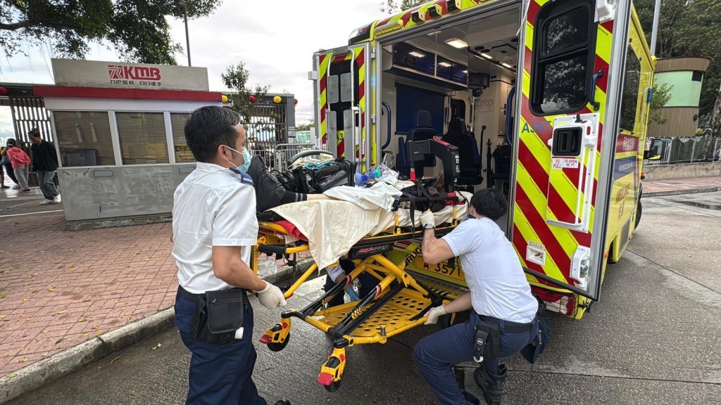 事主由救護車送院後不治。