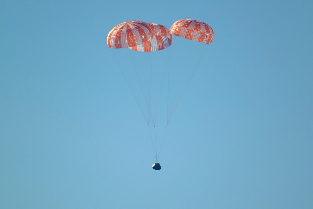 飛行器在大氣摩擦力與降落傘減速作用下，從32倍音速降至時速27公里。美聯社