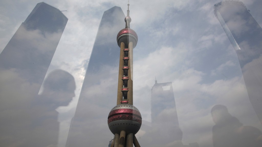 上海東方明珠電視塔與市中心高樓倒影。 路透社