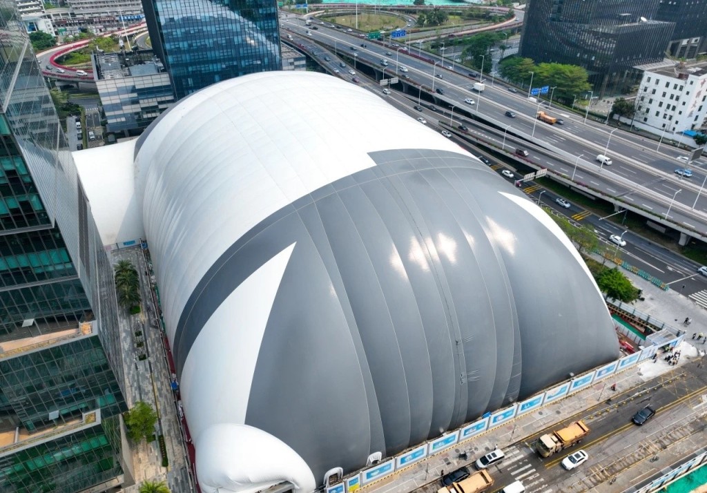 深圳車公廟出現40米高「巨型枕頭」蓋著正在施工的地盤。