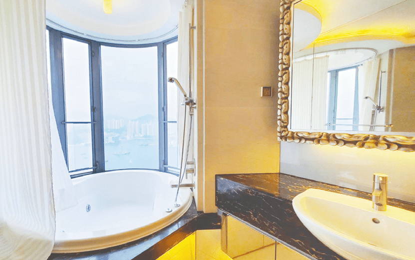 浴室特別提供圓形浴缸，可享海景浸浴之樂。