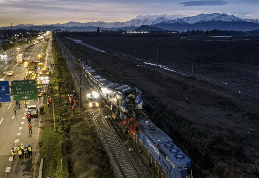 智利首都聖地牙哥周四（20日）發生嚴重火車對撞事故，一列貨運列車在郊外測試運行時與另一列列車正面相撞，造成至少兩名鐵路工人死亡、九人受傷。美聯社